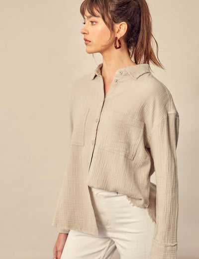 Gauze button down shirt with two front pockets in sage